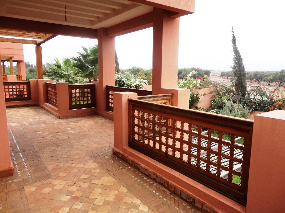 Route de l’Ourika km 7 à moins de 15 mins du centre-ville, dans résidence sécurisée de standing avec parc arboré et piscine, duplex individuelle de charme 3 chambres de 239 m² habitable donnant sur un jardin privatif sans visa vis avec grande terrasse couverte exposée plein sud avec une vue exceptionnelle sur la chaine de l’Atlas, entrée et place de parking individuel.