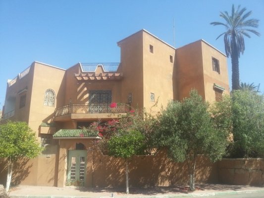 Gueliz, idéalement placé en direction de la route de casa, dans un quartier résidentiel calme et sécurisé, Villa à gros potentiel, R+1, 2 façades avec niveau inferieure, 6 chambres, 520m2 construit sur une parcelle de 469 m2, avec pks et puit