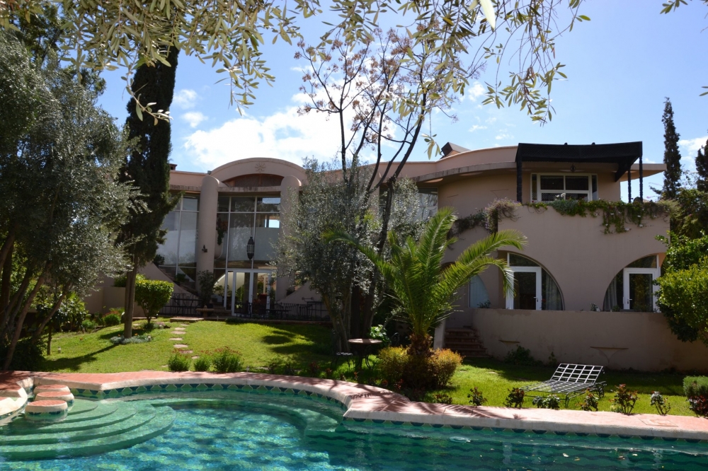 L’esprit « ZEN » au cœur du prestigieux domaine golfique Amelkis , Villa d’architecte contemporaine sur 3 niveaux de 660 m2 comprenant 4 ch + 2 ch personnel et 1 studio indépendant , bâtie sur une parcelle arborée de 1050 m2 avec piscine privée, hammam, salle de sport et salle de cinéma.