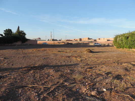 Quartier résidentiel de Targa lotissement « JAWHAR » à moins de 10 mins du lycée français Victor Hugo, terrain titré et viabilisé de 1177 m2 doté de  deux façades 