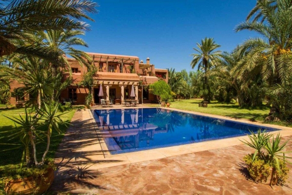 Magnifique propriété située sur le circuit de la Palmeraie, emplacement exceptionnel, proche de l’hôtel Palmeraie Golf Palace, de luxueuses résidences et hôtels de charmes ; sur une superficie de 11 400 m2, 1100 m² construits pour la maison principale sur 3 niveaux, et 320 m² construits en 07 pavillons indépendants dans le parc.