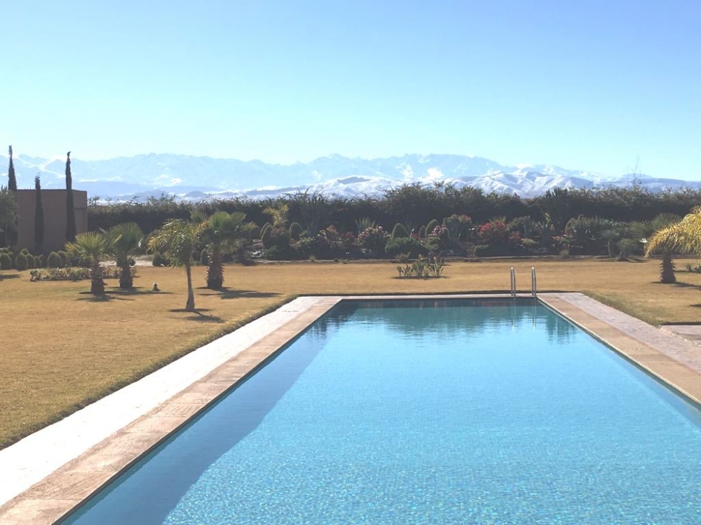 klm 18 km route d’Amizmiz à 20 mins du centre ville et à moins de 10 mins des principaux golf de Marrakech, superbe villa contemporaine , 5 chambres dont 3 suites + 2 chambres pour le personnel , 551 m2 habitable sur 2 niveaux le tout bâtie sur un superbe parc arboré planté de 10 000 m2 comprenant un verger et une superbe piscine à débordement de 25 x 6 m.