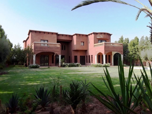 Dans le prestigieux quartier de la Zone Hôtelière de l'Agdal Très belle villa neuve de style contemporain , 7 suites et 2 chambres, 1 hammam beldi, sauna, piscine privative, 1 appartement privatif, sur une parcelle arboré de 2750 m². A visiter absolument.