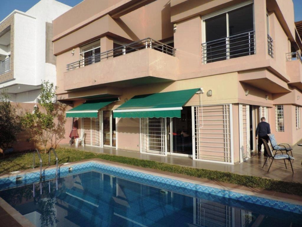 Route de Tahanaout à moins de 20 mins du centre-ville de Marrakech au sein du domaine golfique « Argan Golf Resort » villa 4 chambres contemporaine 3 façades avec une situation exceptionnelle en front de golf, offrant une superficie habitable de 300 m2 sur 2 niveaux le tout bâtie sur une parcelle de 412 m2 + 300 m2 terrain en jouissance privative avec jardin et piscine et garage.