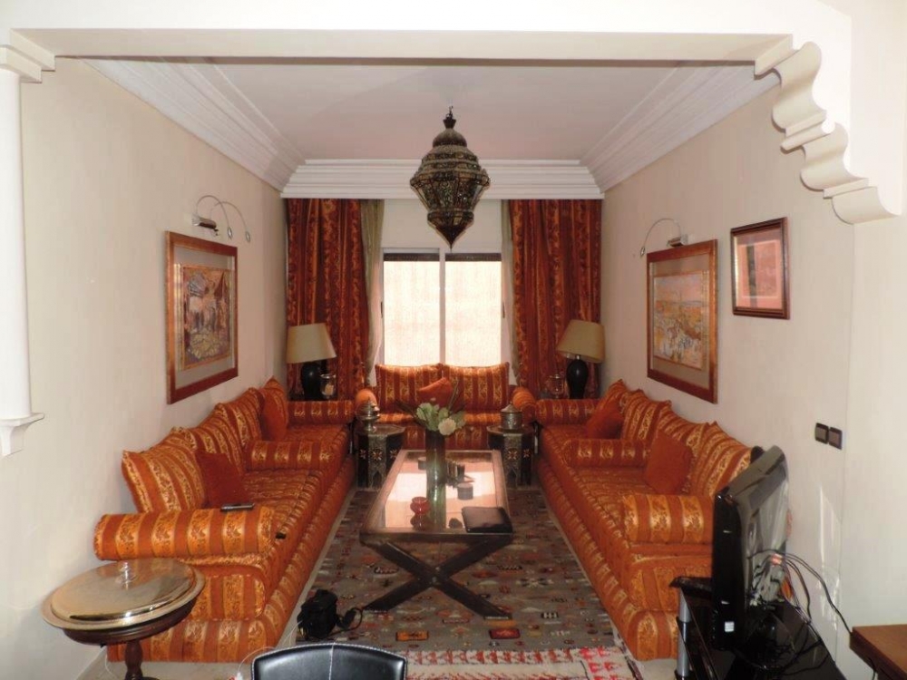 Idéalement situé au cœur du centre-ville de marrakech quartier Gueliz limite Hivernage, au 1er étage d’une résidence familiale sécurisée de standing, appartement très propre comportant 2 chambres d’une superficie de 84m2, doté de belles finitions