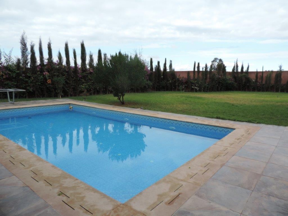 Klm 13 route de Fès à 20 mins du centre-ville de Marrakech, superbe Villa contemporaine de plain pieds au style résolument moderne de plain pieds d’une superficie habitable de 300 m, comprenant 4 chambres et suites, 4 salle de bain (douche), le tout bâti sur un parc arboré de 1377 m² comprenant une grande piscine extérieure à débordement de 10 x 5, garage couvert pour 2 voitures.
