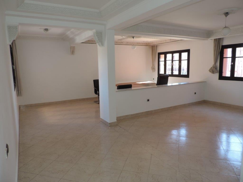 Camp el ghoul à proximité du lycée français « Victor Hugo » au 2éme étage d’une résidence sécurisée, Appartement 2 chambres de 111 m2 habitable, travaux de rafraîchissement à prévoir, idéal cabinet profession libéral !!!