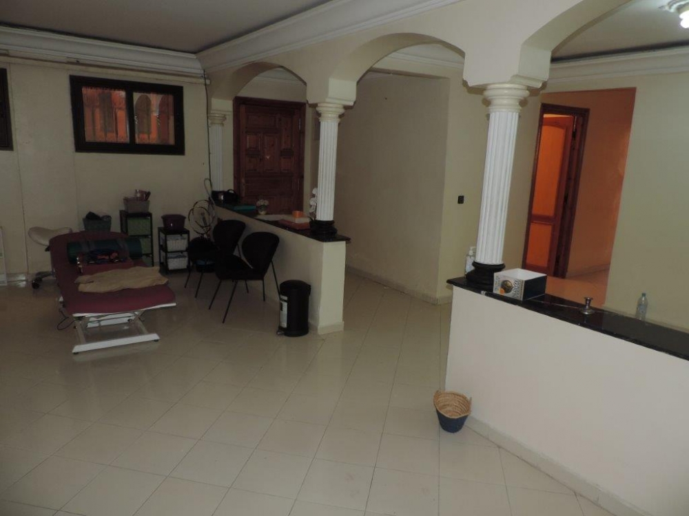 Idéalement situé à Sidi ABBAD 1, boulevard de SAFI à proximité immédiate de l’école supérieure de commerce (Sup de Co) et de la faculté des sciences de Semlalia, au 2éme étage d’une résidence sécurisée, appartement 2 chambres de 88 m2, idéal habitation ou profession libérale, 1 place de parking titré au s/sol.