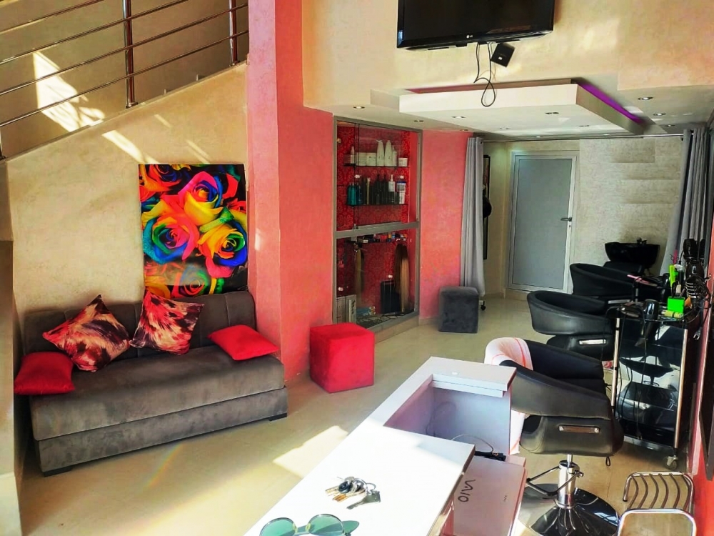  Au centre de marrakech, Quartier Aouatif à proximité de l’école Bashir, petite surface commerciale d’une surface au sol de 36 m2 + 24 m2 de mezzanine, idéale petit commerce ou profession libérale.