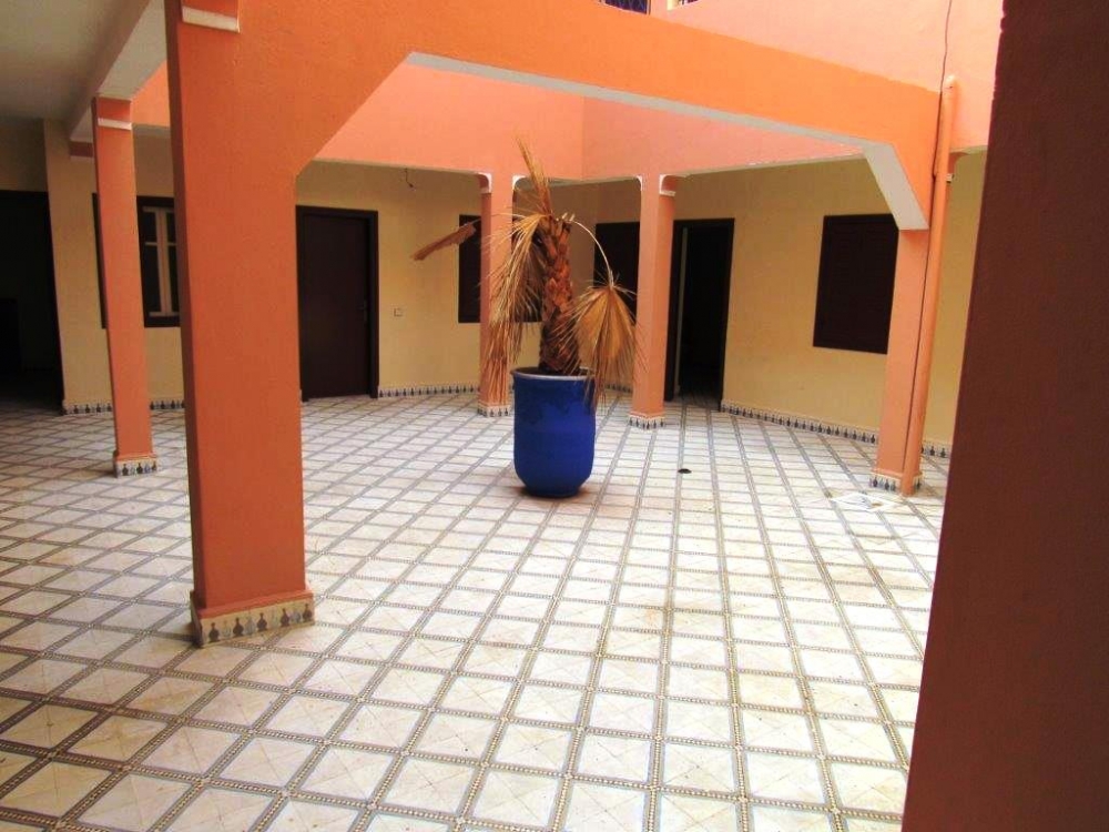 Exclusivité !! Sidi Youssef Ben Ali limitrophe Bab Ghmat à 15 mins à pieds du Palais Bahia, grand Riad Familial titré de 11 chambres, 262 m2 au sol, avec plus de 440 m2 de surface habitable sur 2 niveau et 4 surfaces commerciales au rez de chaussée sur la façade, Travaux d’aménagement à prévoir ! Possibilité R+2 , Idéal investissement locatif ou projet commerciale.