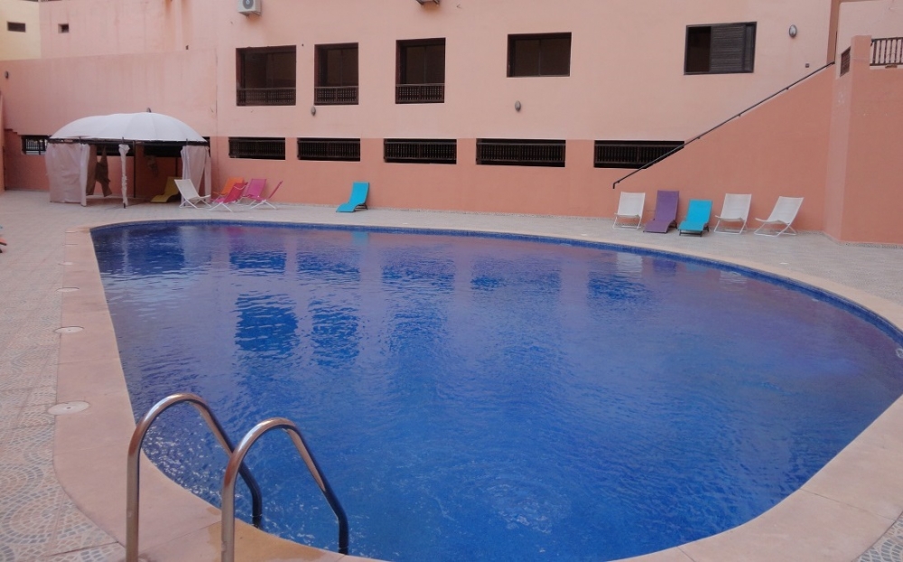 Gueliz, à proximité immédiate du centre-ville, Au deuxième étage d’une résidence calme et sécurisée 24h/24h avec piscine, jolie appartement 2 chambres de 75 m2, terrasse vue piscine (petits travaux de rafraichissement à prévoir)